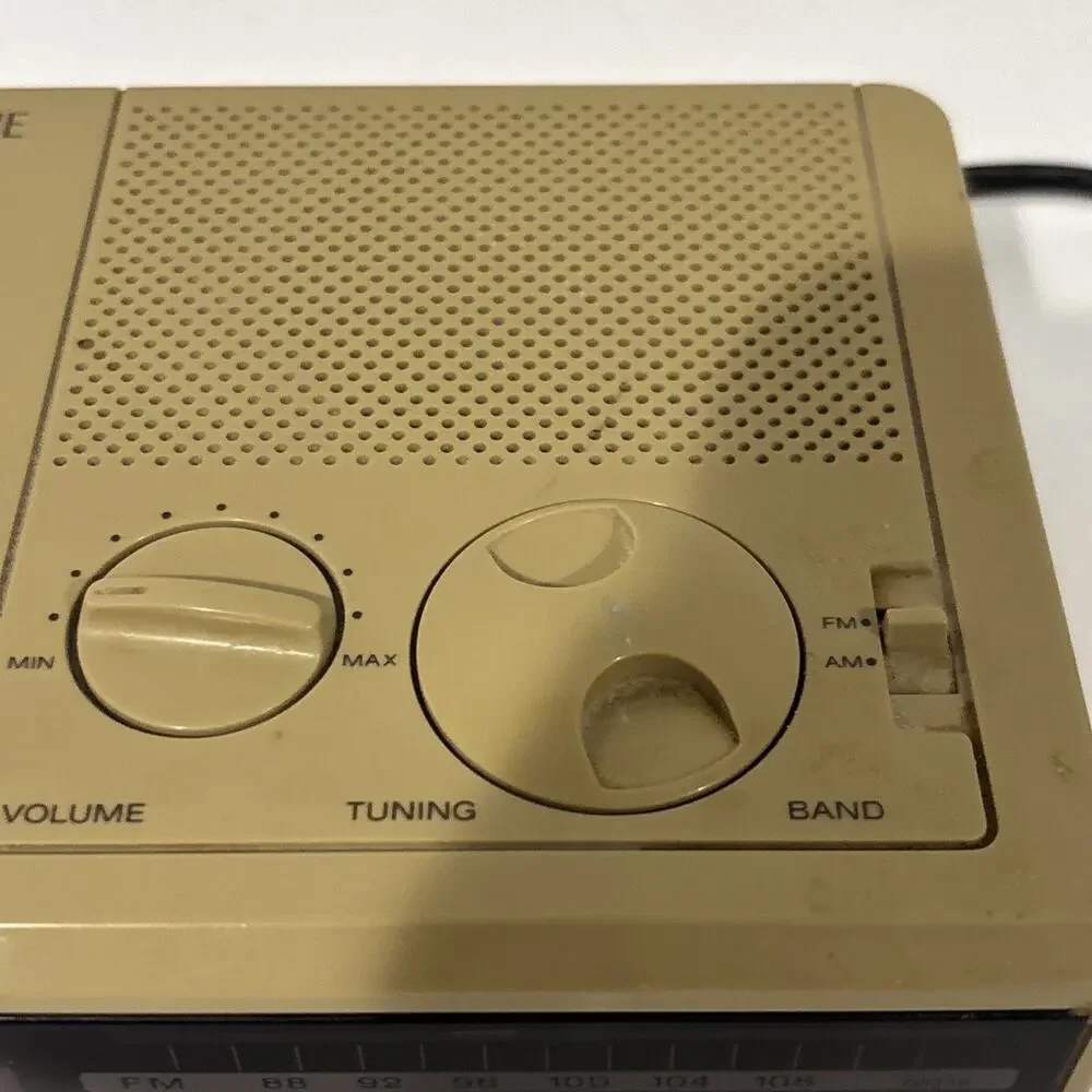 Vintage Sony Dream Machine Digital Alarm Clock Radio FM/AM Beige 1980s ICF-C2W
